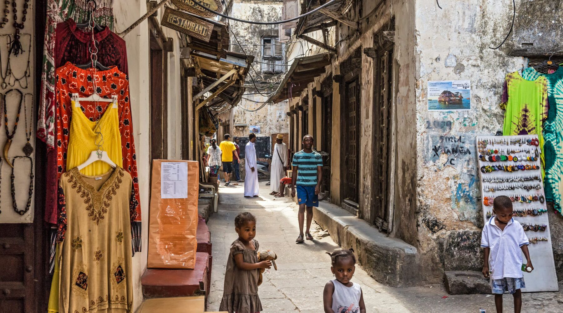 Straatje met lokale bevolking in Stonetown in Zanzibar, Tanzania