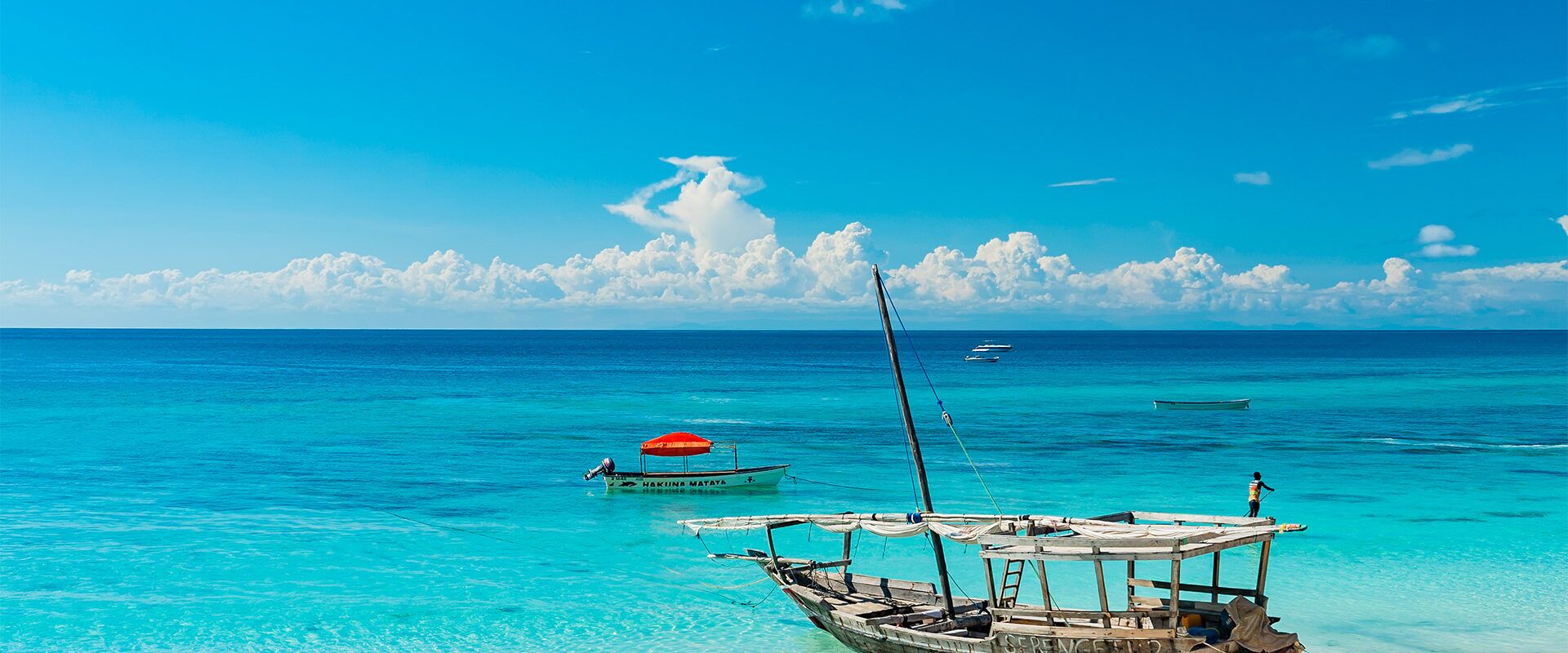 Boot aan het strand op Zanzibar