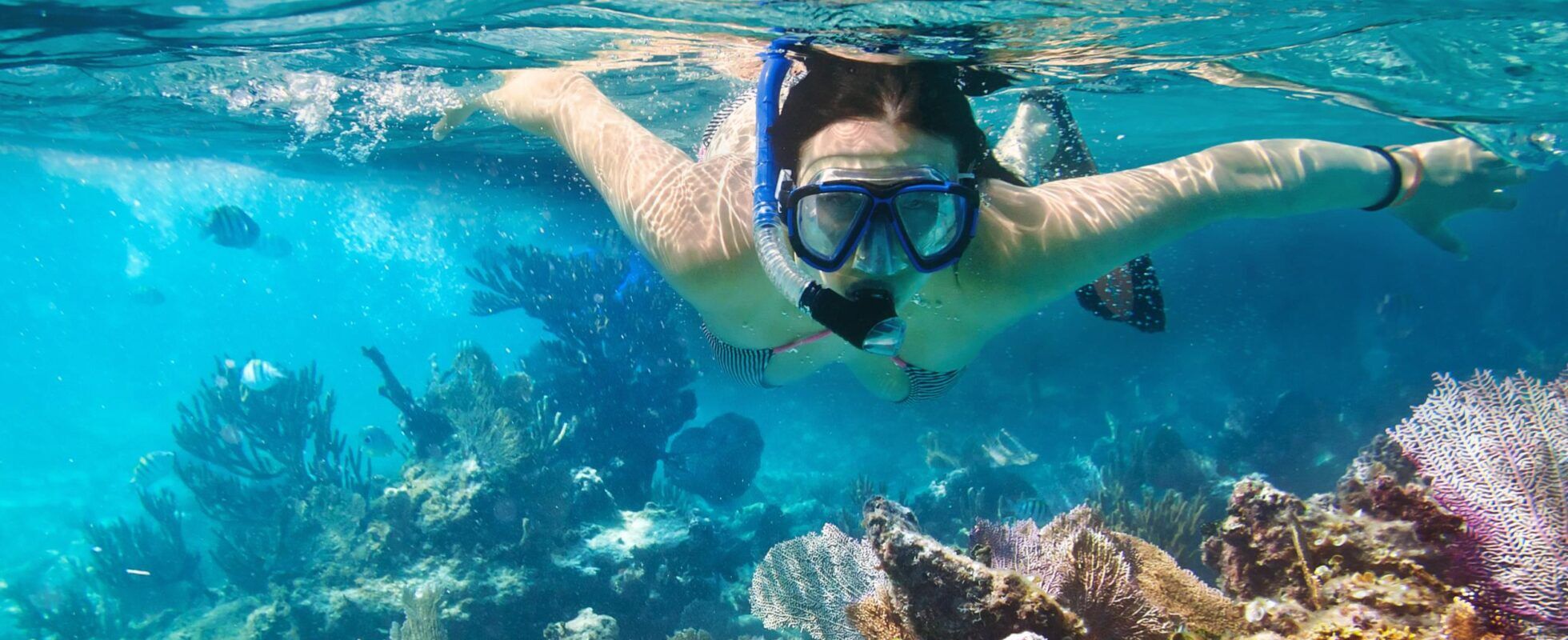 Vrouw aan het snorkelen