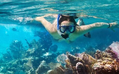Vrouw aan het snorkelen
