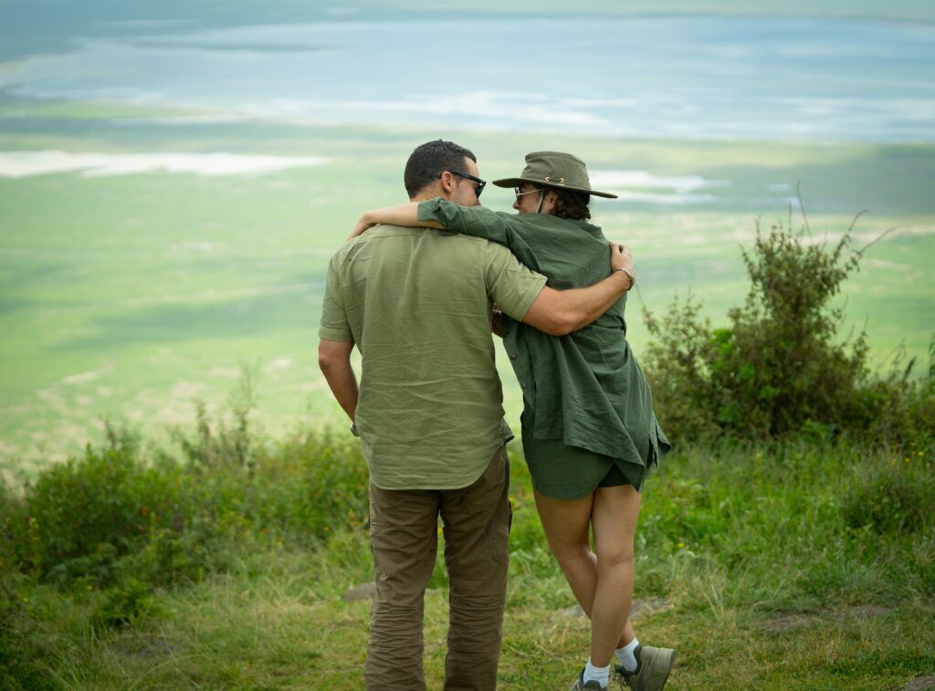 Koppel op een uitzichtpunt tijdens safari of huwelijksreis Tanzania