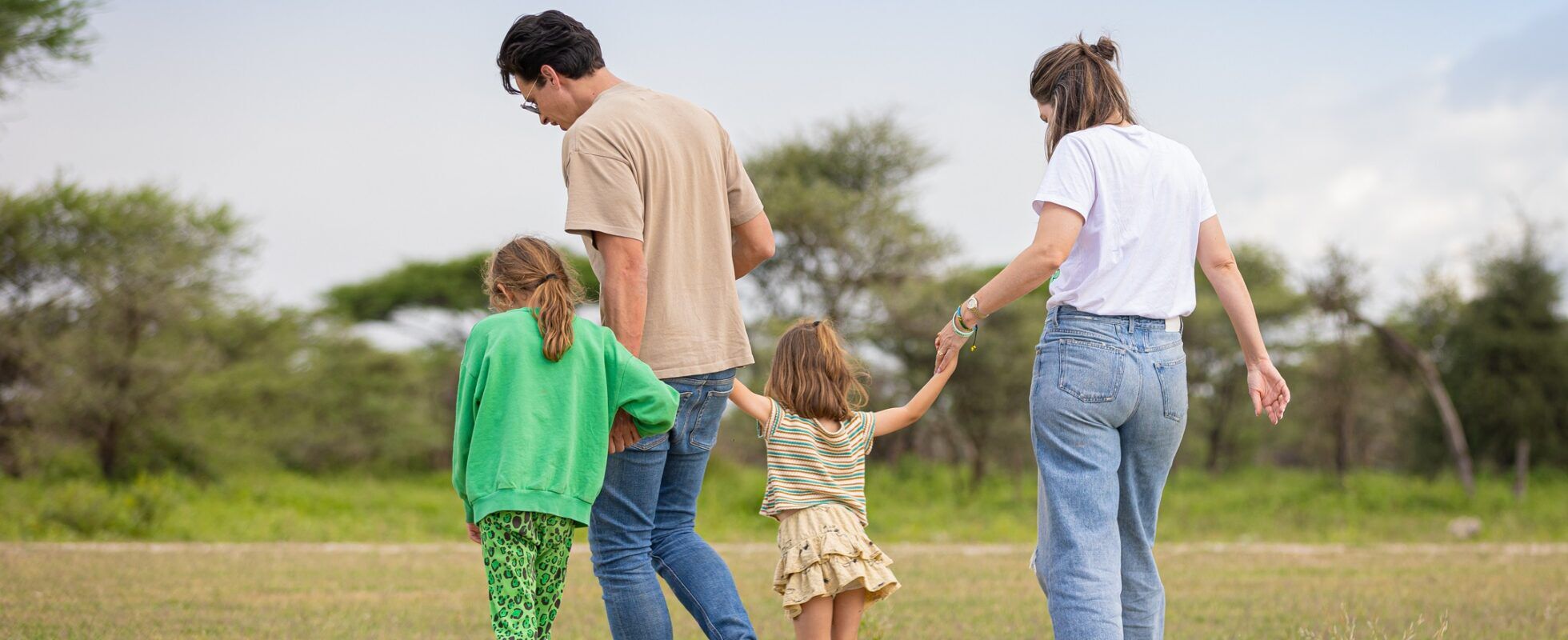 Gezin met man, vrouw en twee kinderen in de savanne