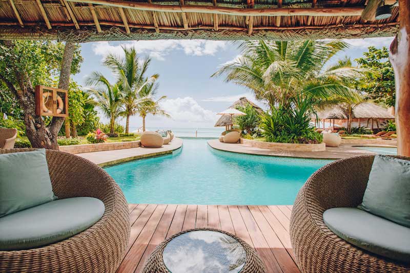 Relaxen bij het zwembad van Tulia Resort in Zanzibar