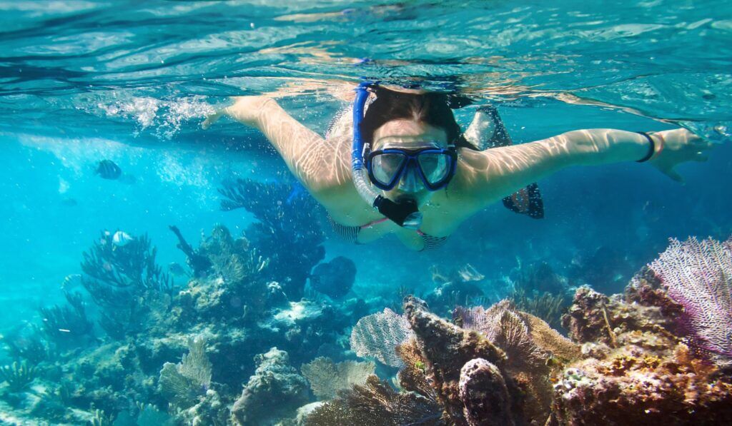 Vrouw aan het snorkelen