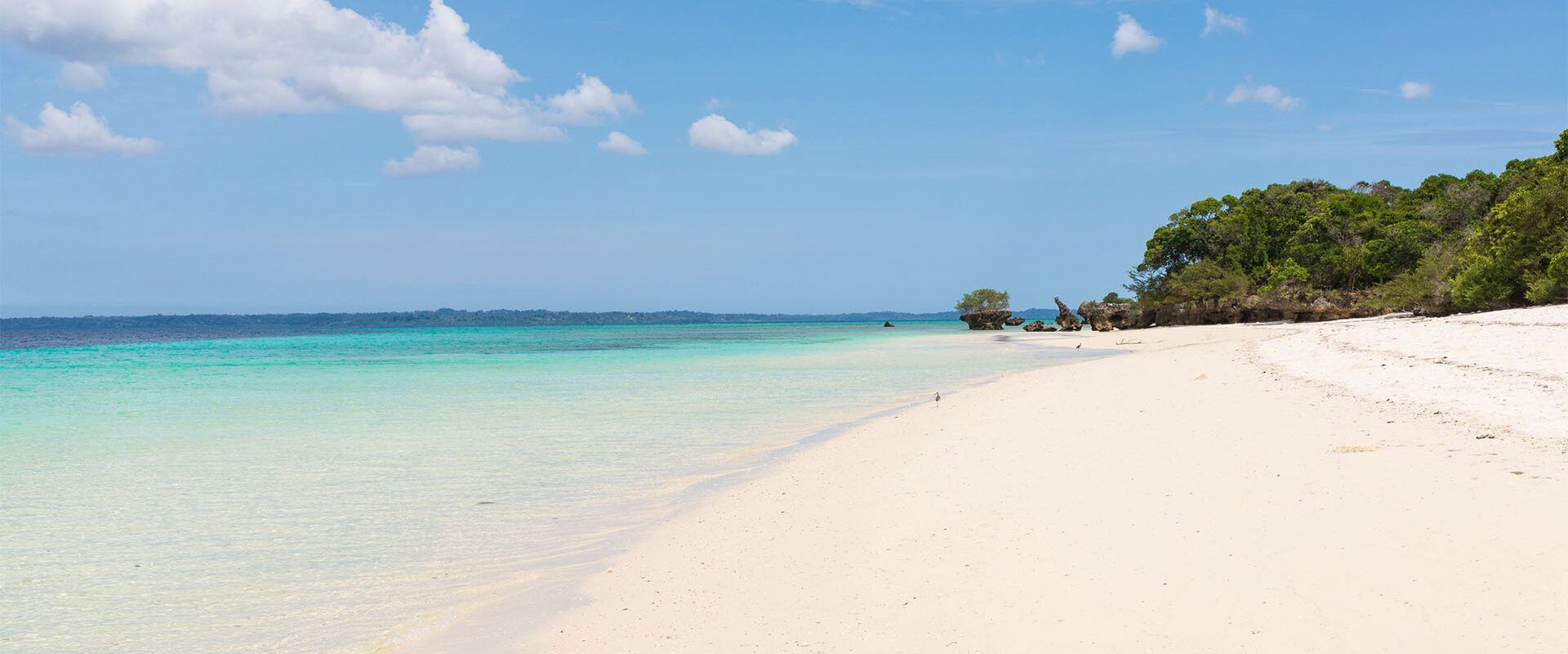 Azuurblauw water en wit zandstrand op Pemba Island