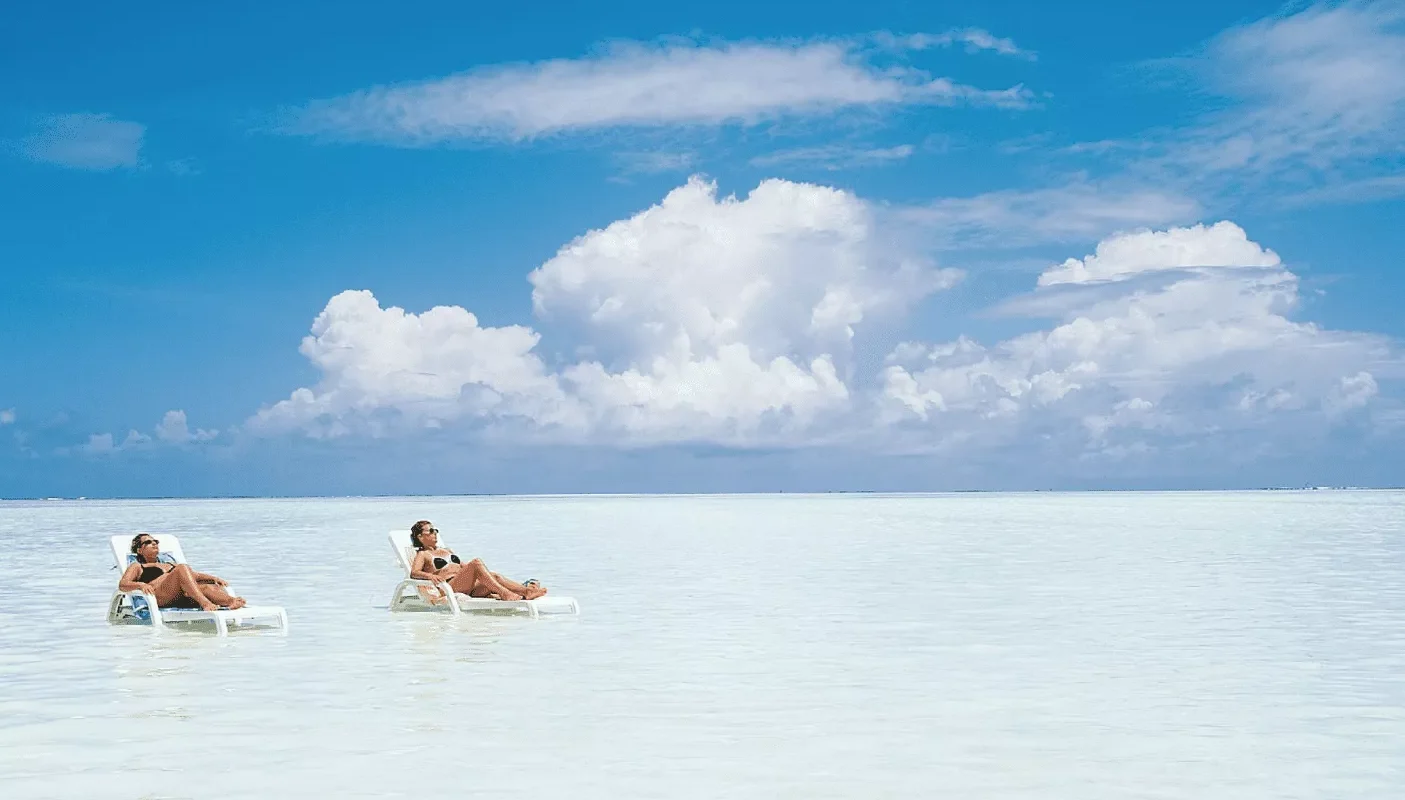 Relaxen in de ligstoelen tijdens de vakantie in Zanzibar