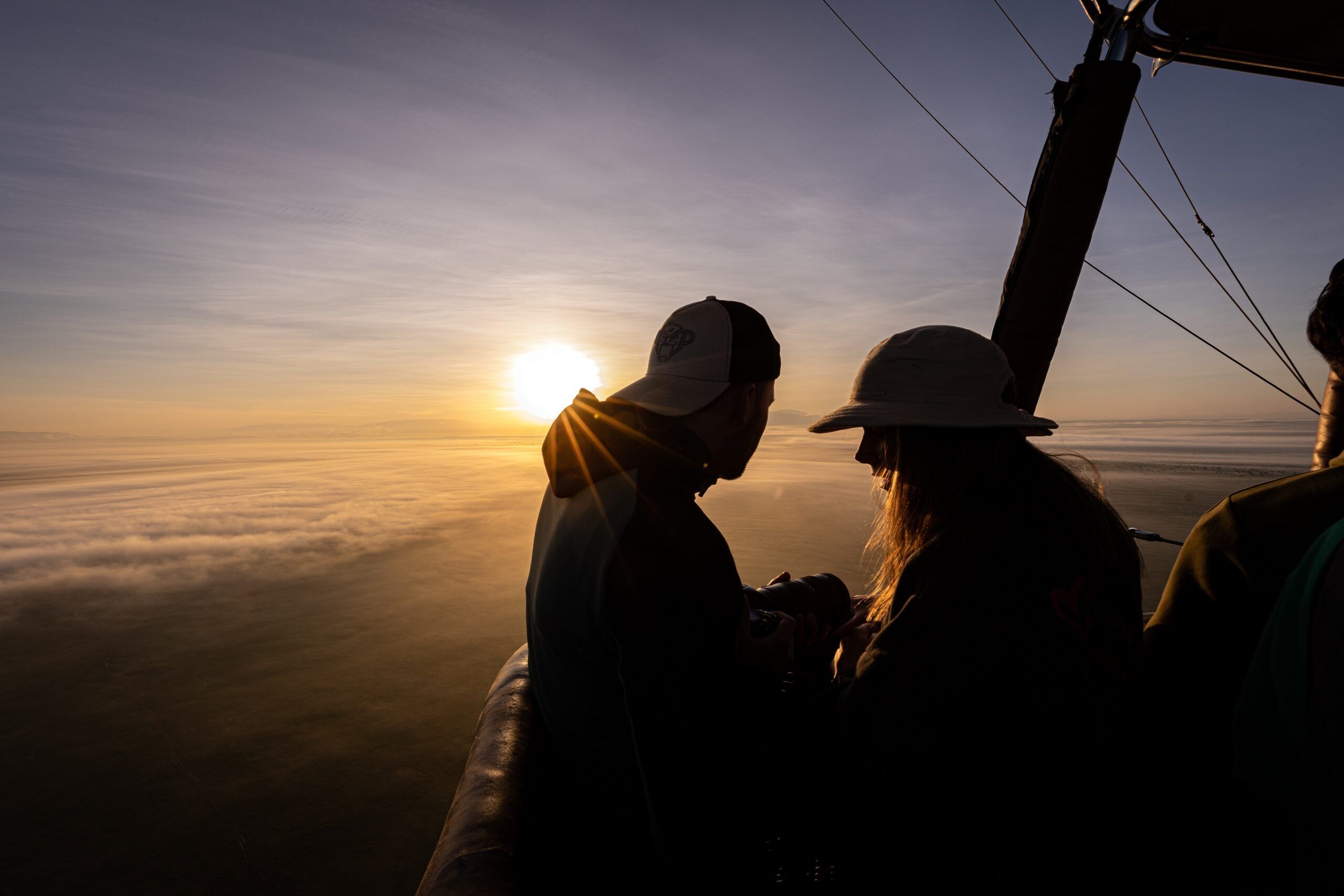 Koppel met uitzicht op zonsondergang luchtballonsafari
