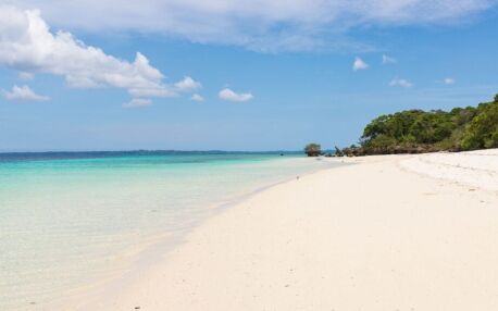Azuurblauw water en wit zandstrand op Pemba Island