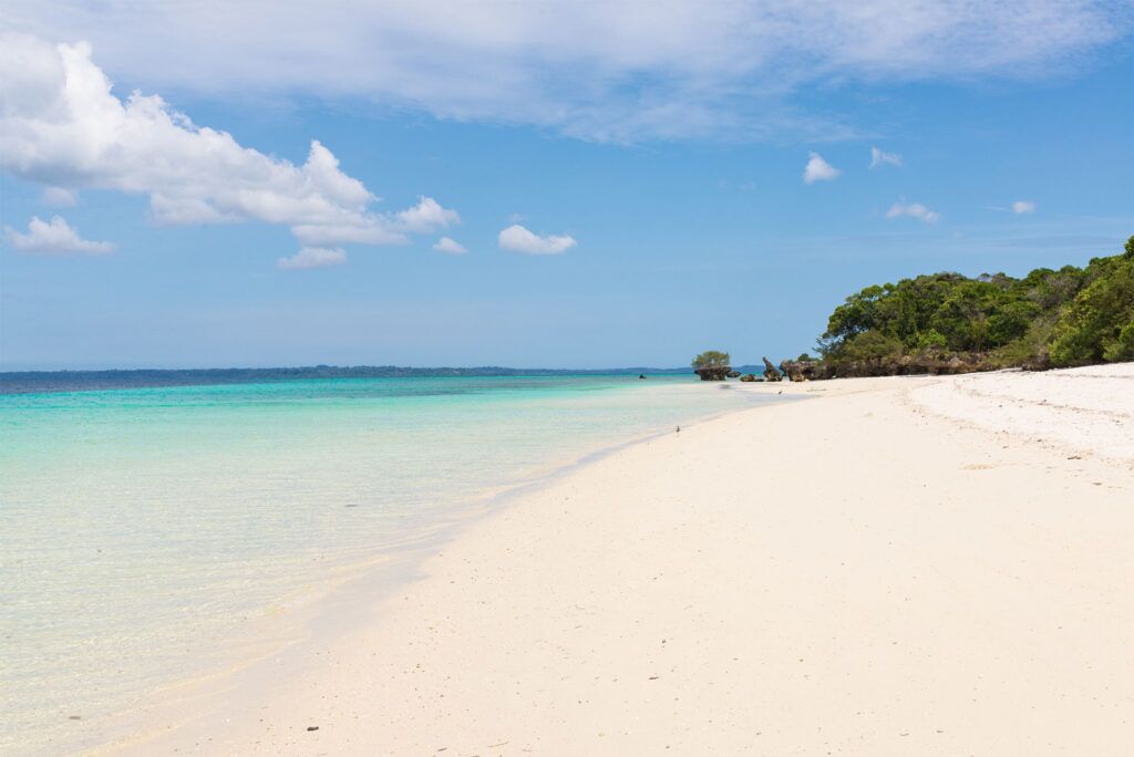 Azuurblauw water en wit zandstrand op Pemba Island