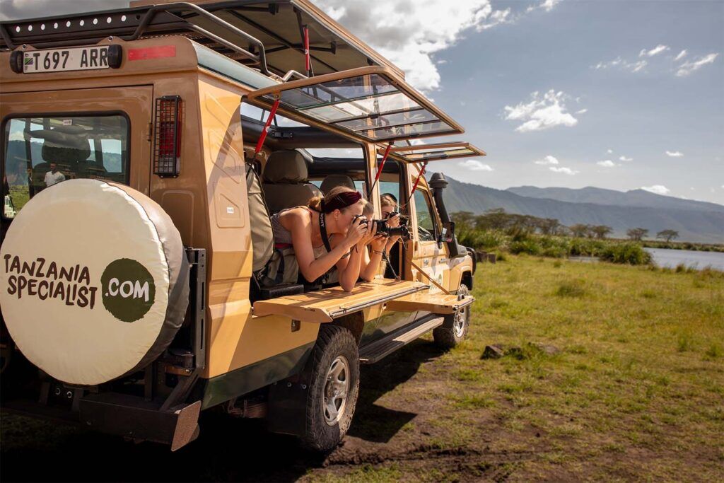 people_taking_pictures_in_jeep